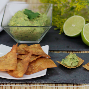 tacos de maíz con salsa guacamole