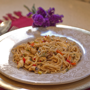 noodles con pollo, champiñones y soja