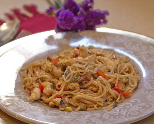 noodles con pollo, champiñones y soja