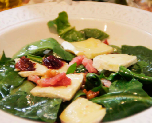 ensalada de espinacas, brie y cebolla carameliza