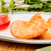 empanadillas de queso de untar y langostinos