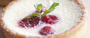 tartaletas rellenas de natilla con frambuesas