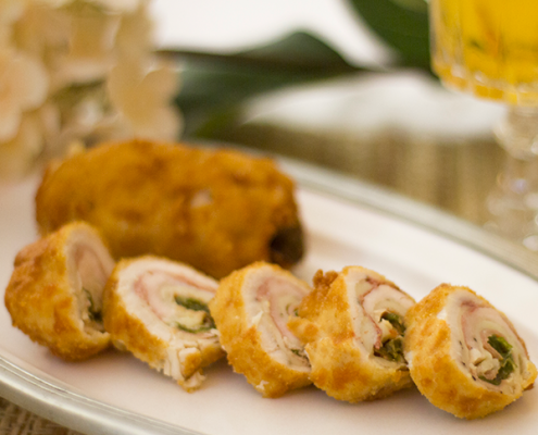 rollitos de pollo rellenos de jamón, queso y pimientos