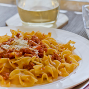 Cocina con nosotros este tío plato de Italia. No te pierdas nuestra receta italiana original de pasta al ragú. Una auténtica delicia que gustará a todos en casa