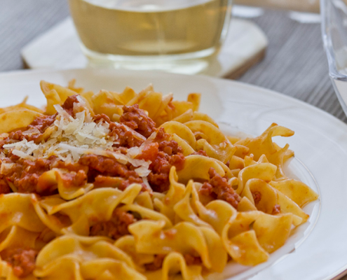 Cocina con nosotros este tío plato de Italia. No te pierdas nuestra receta italiana original de pasta al ragú. Una auténtica delicia que gustará a todos en casa