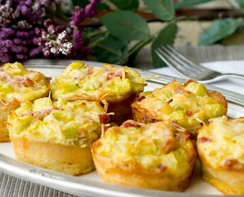 mini quiches de calabacín, bacon y puerro