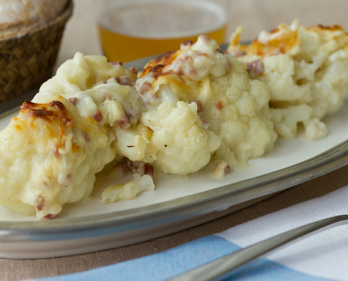 coliflor gratinada con bechamel y jamón