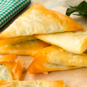 triángulos de pasta filo rellenos