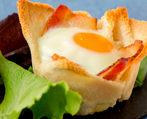 tartaletas de pan con huevo y bacon