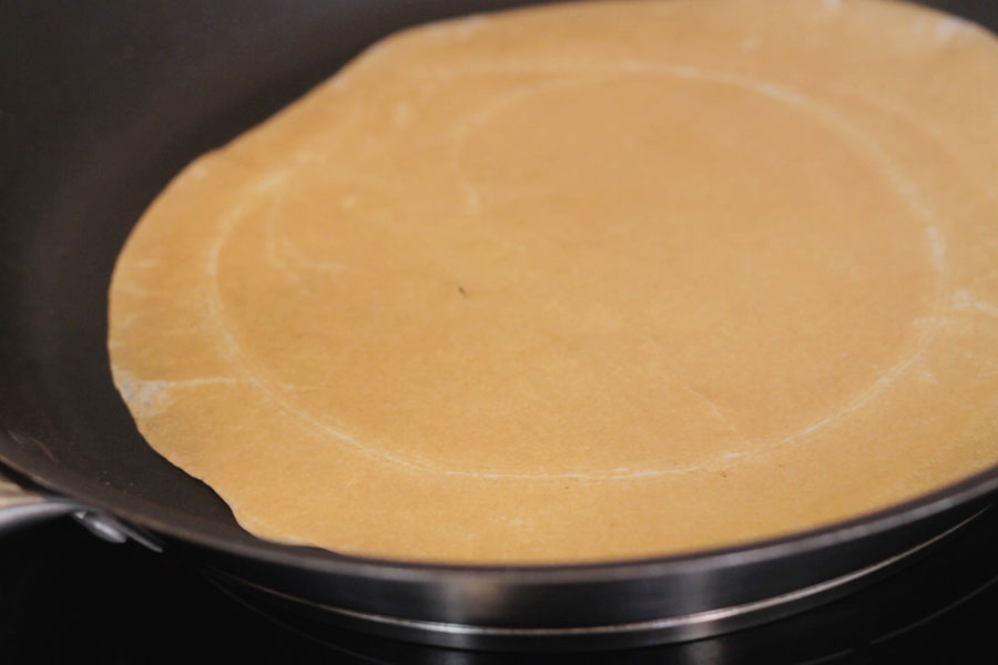 Receta de crepes caseros. Cocinamos los crepes hasta dorar por ambas caras con un poco de aceite Masiasol La Masía