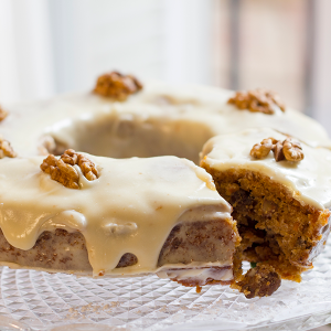 tarta-pastel de zanahoria y nueces con frosting de queso