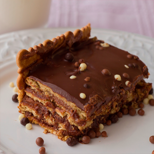 tarta de cumpleaños de chocolate y galletas