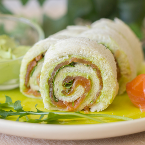 rollo de salmón y aguacate