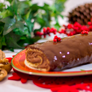 Esta receta de tronco de Navidad relleno de trufa es perfecto, como postre para las comidas de estas fiestas. ¿Te animas a prepararlo con nosotros?.