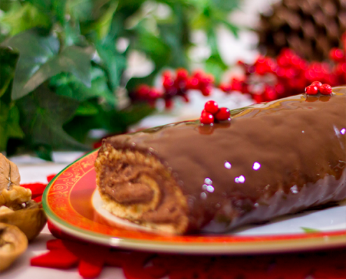 Esta receta de tronco de Navidad relleno de trufa es perfecto, como postre para las comidas de estas fiestas. ¿Te animas a prepararlo con nosotros?.