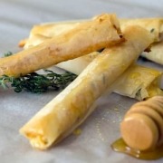 pasta filo rellena de queso de cabra y miel
