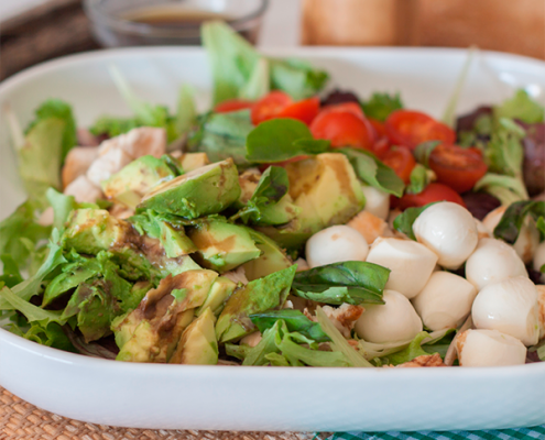 ensalada de aguacate con pollo fácil