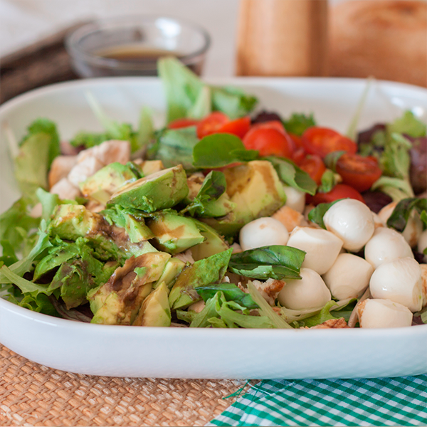 ensalada de aguacate con pollo fácil