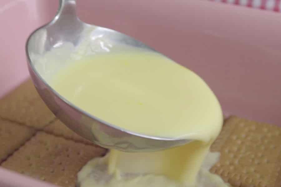 Receta_casera_tarta_de_la_abuela_montamos_capas_galletas_flan_chocolate