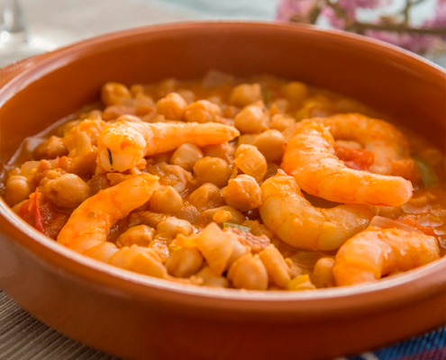 guiso de garbanzos con langostinos