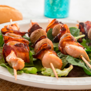 brochetas de pollo, bacon y champiñones