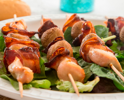 brochetas de pollo, bacon y champiñones