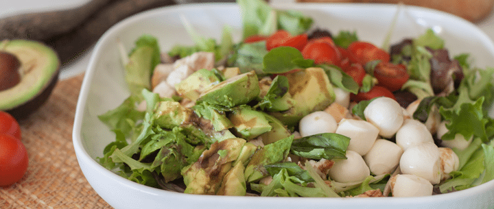 Ensalada de aguacate con pollo