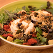 ensalada de espinacas, queso de cabra y frutos secos