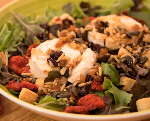 ensalada de espinacas, queso de cabra y frutos secos