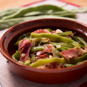 Te proponemos un exquisito plato saludable de verduras para el almuerzo o la cena, como tú prefieras. Prueba nuestra receta de judías verdes con jamón.