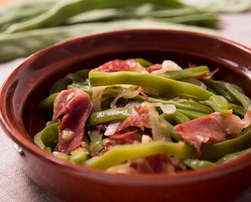 Te proponemos un exquisito plato saludable de verduras para el almuerzo o la cena, como tú prefieras. Prueba nuestra receta de judías verdes con jamón.