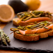 tosta de salmón, aguacate y espárragos verdes