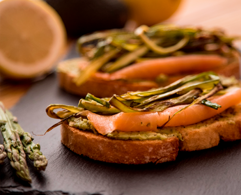 tosta de salmón, aguacate y espárragos verdes