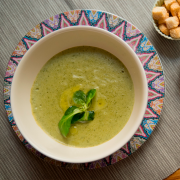 crema de patata, canónigos y queso de cabra