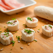 mini rollitos de pan de molde y jamón cocido