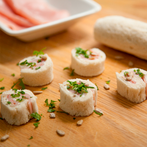 Mini rollitos de pan de molde y jamón cocido