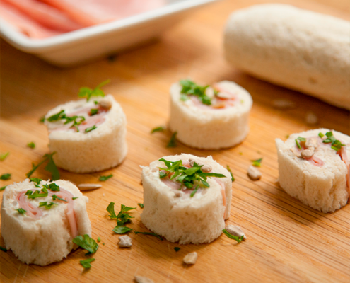 mini rollitos de pan de molde y jamón cocido