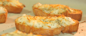 Tosta gratinada con queso y aceite