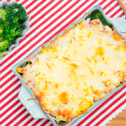 brócoli gratinado con queso, jamón y huevo duro