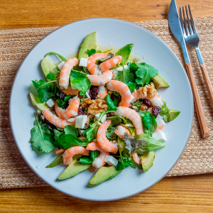 ensalada de langostinos, kale y aguacate