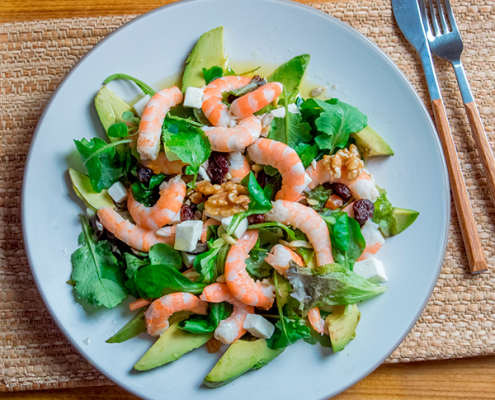 ensalada de langostinos, kale y aguacate