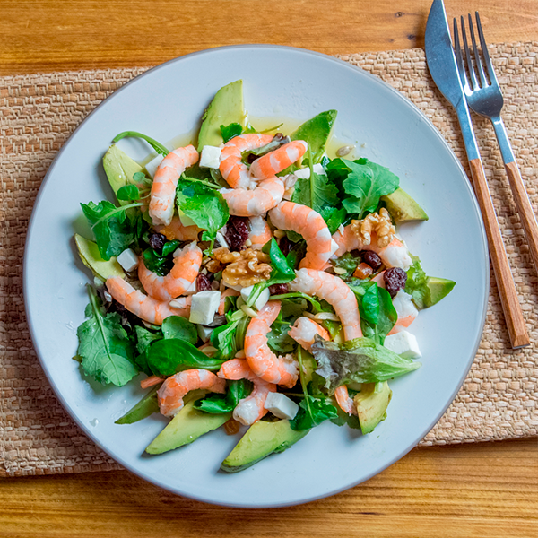 ensalada de langostinos, kale y aguacate