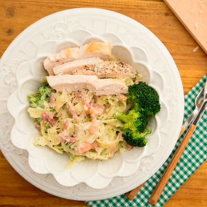 pastel de pollo, brócoli y bacon