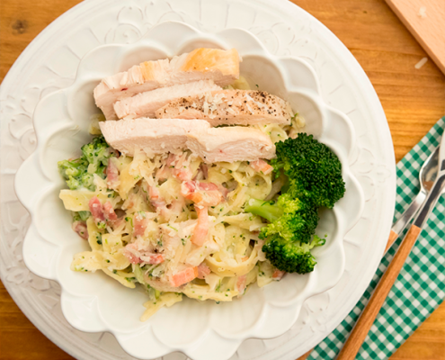 pastel de pollo, brócoli y bacon