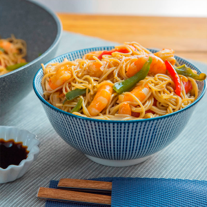 wok de verduras, gambas y fideos chinos