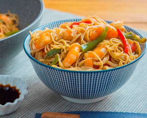 wok de verduras, gambas y fideos chinos