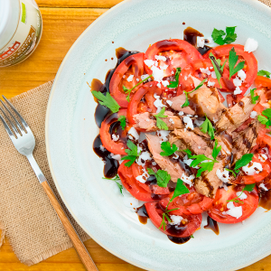 ensalada de tomate con aceite de coco y melva