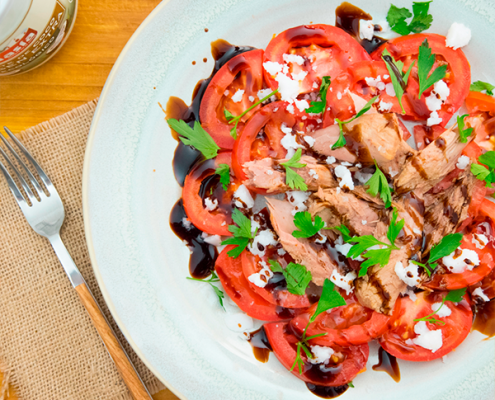 ensalada de tomate con aceite de coco y melva