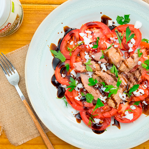 ensalada de tomate con aceite de coco y melva