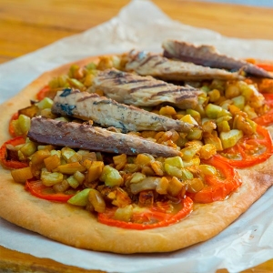 coca con filetes de caballa y verduras